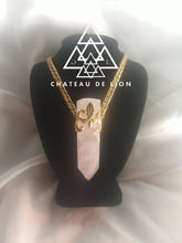 samadhi rose quartz crystal amulet necklace with 14k gold fluer de lis motif front view made by chateau de lion   cdl-neck-rse-qrtz-01